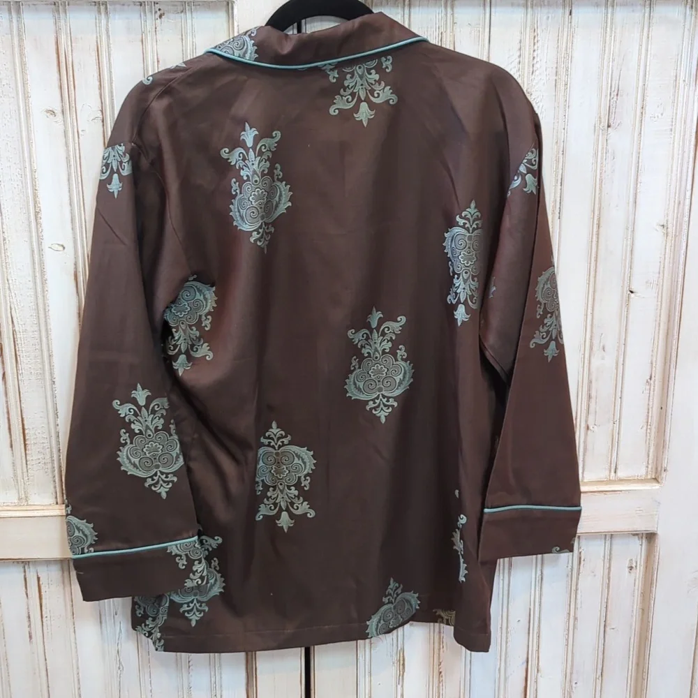 Bedhead, brown and teal fleur de lis pajama top. Med